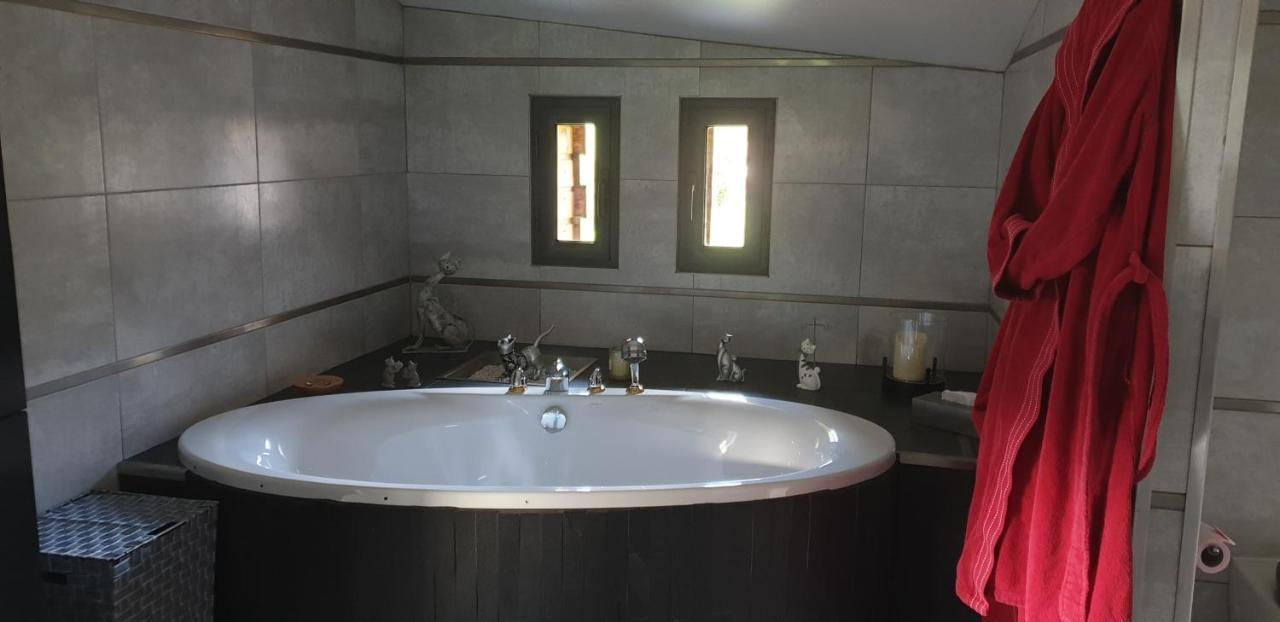 Bed and Breakfast Domaine De La Rue De La Tour Valsonne Exterior foto